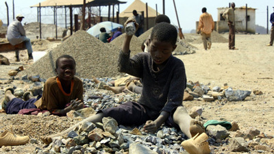 图四 :  钴矿的开采环境同样恶劣，甚至会雇用童工来开采，其取得的方式同样充满争议。(source: UNICEF)