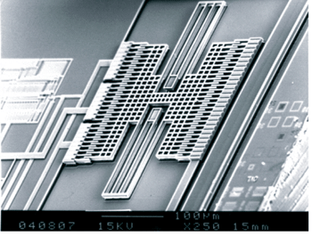 《圖六　CMOS-MEMS帶通濾波器-梳形共振結構及電路》