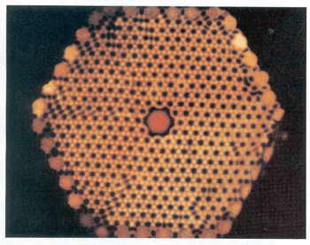 《图七 中空的Holey photonic-crystal fibre》