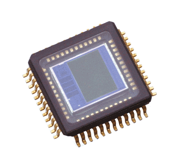 《圖二　CMOS影像感測器因為供電設計簡易、省電、低廉且小體積，將在數年內大幅擠壓CCD影像感測器的市場空間，圖為OmniVision公司的CMOS彩色影像感測器：OV7940-Q》