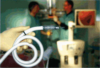 《圖三　STM Medizintechnik所製作之invendo C20大腸鏡系統的invendo SC20 （體積非常小，位於圖片左上方）。》