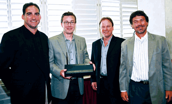 《图一 Entropic是一家年轻的公司，图中四人依序为全球销售业务副总裁Michael Economy（左一）、营销业务副总裁John Graham（左二）、营销主任Fernando（右二）、公关Rob Gelphman（左四）》