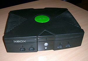 《圖一　Microsoft Xbox採行黑色、橫躺式的機身設計》