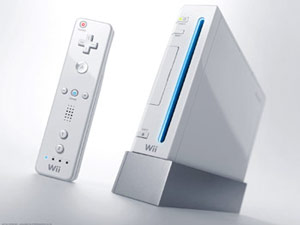 《图三 Nintendo Wii及其对应配属的遥控器。（图片来源：www.britishgaming.co.uk）》