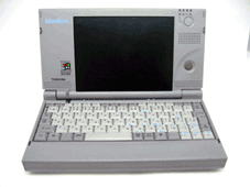 《圖二  Toshiba的Libretto系列是刺激資訊業界推出比一般筆記型電腦更小機種的主要燃點。圖為Libretto 70，Libretto 20/30/50/60/70在長寬高等尺寸上全然相同，僅在內部硬體資源、規格上有所變動。》