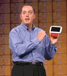 《圖七　2005年8月Intel執行長在IDF盛會上首次揭露Handtop的超小型PC。》