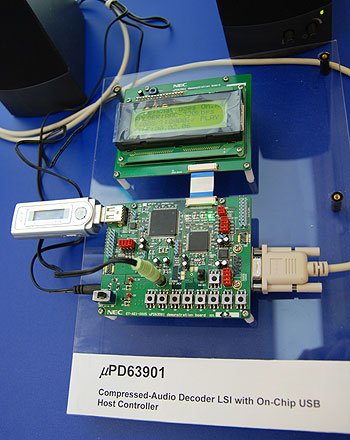 《图十一 NEC展出能直接在汽车上连接MP3播放的接口装置》