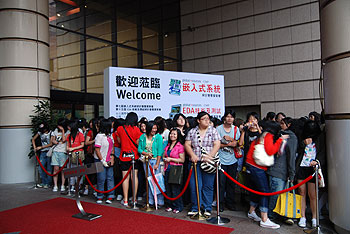 《图十二 展会开幕日正好遇上韩国偶像团体演唱会，于是大批的少女在展会门口排队，形成一幅有趣的画面。》