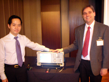 《圖十四　右為Tektronix市場部門經理Wally Arceneaux，左為Tektronix業務部產品經理楊宗文》