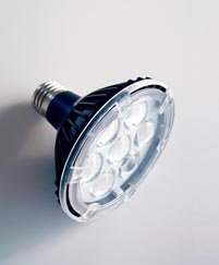 《图七 中盟光电司以提供LED照明系统整合的完整解决方案，藉由光、热、机、电、控的专业能力，研发出独特与优质的产品。图为中盟光电Spot light系列产品，PAR 30。》