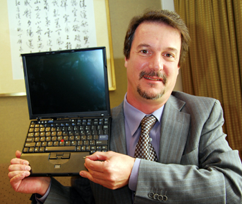 《图二十一 UPEK执行长Alan Kramer表示，TCS5 TouchStrip指纹传感器，该技术预计将在2009年时，整合至全球的笔记本电脑机型中。》