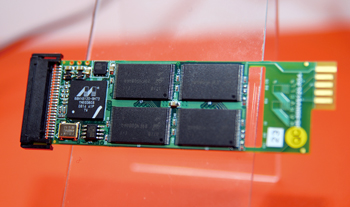 《图二十六 Marvell宣布将进入固态硬盘控制器市场，并推出了第一款以PCI Express为基础的超薄型NAND Flash控制器产品Marvell 88NV8120。》