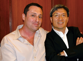 《图三十九 兼具工程师与企业家身份的IDesia创办人Danny（左），凭借着其独创性的心脏电气讯号辨识技术挑战安全应用领域。右为IDesia顾问。》