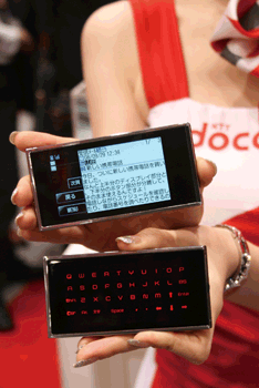 《圖三　NTT DoCoMo的分體式手機（攝影：歐敏銓）》