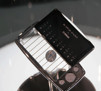 《圖五　KDDI au的樂器手機（攝影：歐敏銓）》