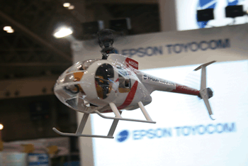 《圖六　Epson Toyocom內建陀螺儀的遙控直升機實機飛行（攝影：歐敏銓）》