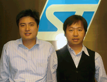 《图六 ST市场营销项目经理陈昭良（左）与模拟、功率与微机电组件产品市场经理郁正德（右）》