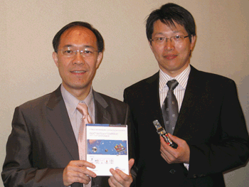 《图五 Cypress台湾区总经理邓俊生（左）与资深项目经理李日得展示Cypress FirstTouch CyFi Kit与CyFi Low-Power RF解决方案。》