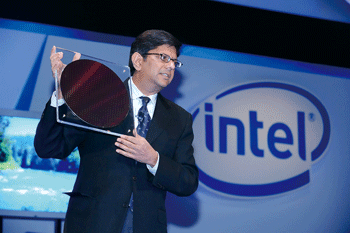 《图一 英特尔资深副总裁Anand Chandrasekher展示新一代Moorestown晶圆》