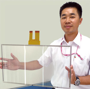 《圖一　彭國龍協理，手持該公司23吋多點電阻式觸控面板（圖片來源：歐敏銓）》