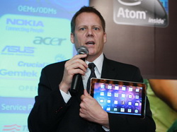 《图二 英特尔软件与解决方案事业群副总裁 Doug Fisher于台北国际计算机展中展示内建MeeGo平台的广达Redvale平板计算机。》