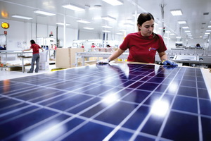《图一 太阳能电池开发的所有层面都需要用到各种软硬件测试工具。图为西班牙太阳能面板大厂Siliken Renewable Energy的生产作业过程。》