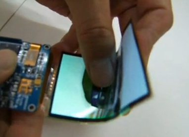 《圖三　Samsung於2010 SID展示之Flexible AMOLED》