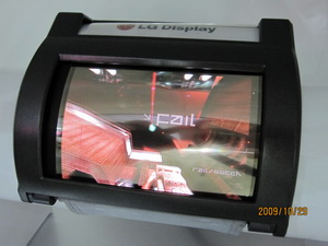 《圖四　LG於2009 橫濱光電展展示之4.3吋Flexible AMOLED》