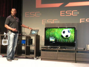 《圖二　微軟Windows Embedded事業群總經理Kevin Dallas於波士頓ESC示範Windows Media Center功能》