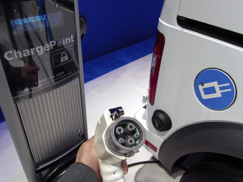 《图一 CES 2011展会上厂商也展示电动车充电站设备 摄影：柳林纬》