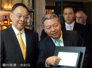 《圖三　廣達電腦副董事長暨總經理梁次震（前右）與3M台灣子公司總經理趙台生（左）共同宣布雙方合作開發新一代觸控技術。》