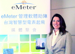 《图四 eMeter全球联盟暨合作伙伴副总裁Lisa Caswell指出，建置智能电网是节能减碳策略的重要环节，而第一步就是将传统电表逐步更新为智能型电表系统，预计将可带来庞大的产业商机。》