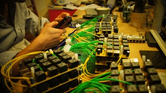 《圖三　焊接控制繼電器陣列的控制板。(photo/Decade)》