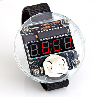 《圖四  個新的開放硬體專案「The Solder:Time」（焊：時間）隆重上市。它不是類比的，是使用大大的數字LED螢幕和好看的壓克力外殼》