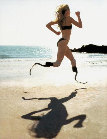 《图三 仿生义肢让身障者得以运动、感知环境变化。》