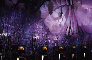 图四 : 大厅悬挂的巨型机械花朵，由艺术家游文富发想，并与工研院机械所合作。