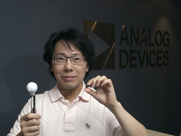 圖一 :  ADI消費性手持產品亞洲區市場開發經理吳彥彬手上拿的，正是ADI最頂尖的MEMS陀螺儀，與內嵌陀螺儀的球體。