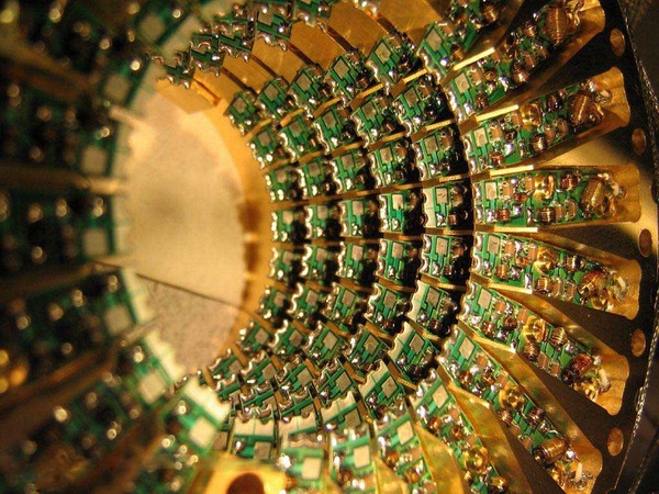 圖一 :  如果半導體好比樂器，量子電腦就像個交響樂團，一個40位元的量子電腦，就能解開1024位元電腦花上數十年解決的問題。(source: thefutureofthings.com)
