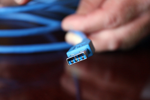图一 : USB接口同时也可充电/供电后，可预见的就是混乱的充电器规格将逐渐趋于统一。