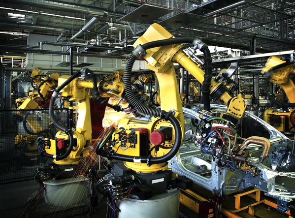 圖一 :  工業機器人目前只能從事部分簡單、重複性高的工作，但卻能夠24小時不間斷的工作，達到「熄燈製造」的可能（圖片來源：module-r.com）