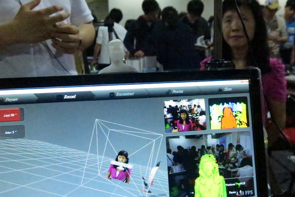 图八 : 透过360度相机，将所拍摄的人像导入到3D设计软件，打印出个人3D立体模型。