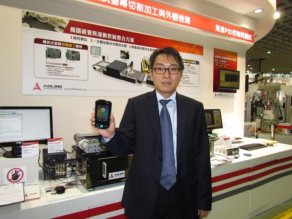图一 : 凌华已率先将Android带入工业级行动计算机中，图为凌华亚太区总经理黄怡暾与Android行动计算机。