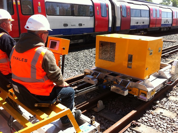 图二 : Thales UK的工程师仿真伦敦地下铁路网的客运火车