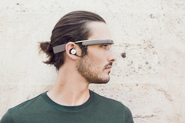圖二 : Google Glass打破傳統螢幕的顯示方式改由以投影的模式顯示。（圖/i1.wp.com）