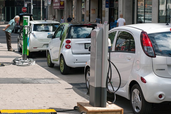 图四 : 预估在2014年底之前，全球的电动车充电站将可望突破110万家。（图/ upload.wikimedia.org）