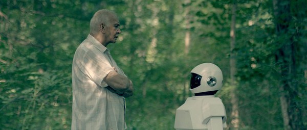 图五 : 电影Robot & Frank描述的就是一个罹患阿兹海默症的独居老人与机器人互动的故事。