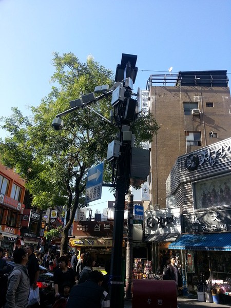 圖二 : 圖說 Wi-Fi提供了便捷的無線連結,但它無法獨力支撐小型都會區的聯網需求。