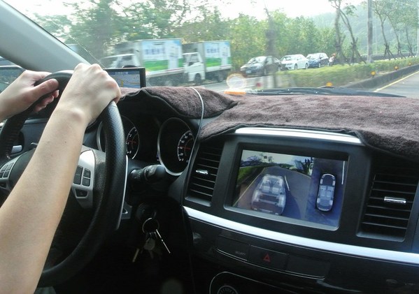 圖二 : 消費性電子最大的特色就是變動相當快，但若能在不違背車用安全的情況下，縮短設計時間，其實也是一大利多。此為安泰科技利用NVIDIA應用處理器所開發出的中控台系統。可同時啟動雙視窗進行環景監控。（攝影：姚嘉洋）