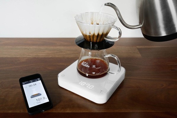 图九 : Acaia Pearl智能咖啡秤透过蓝芽与行动装置链接，精确的控管咖啡的重量与比例。