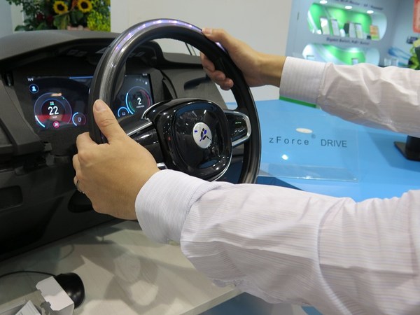 圖4 : Neonode將觸控整合到汽車方向盤內，讓駕駛者可利用方向盤做出指令。